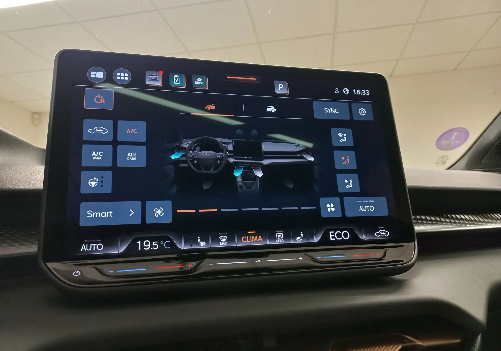 Écran tactile central affichant les commandes climatisation et confort dans une CUPRA Terramar 2025.