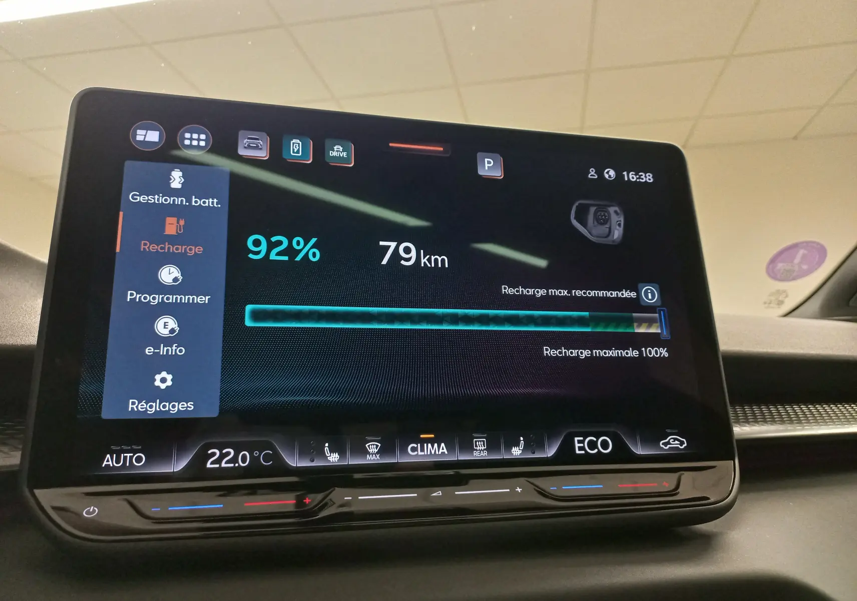 Écran tactile intérieur affichant la recharge à 92% et 79 km d'autonomie du CUPRA TERRAMAR hybride rechargeable.