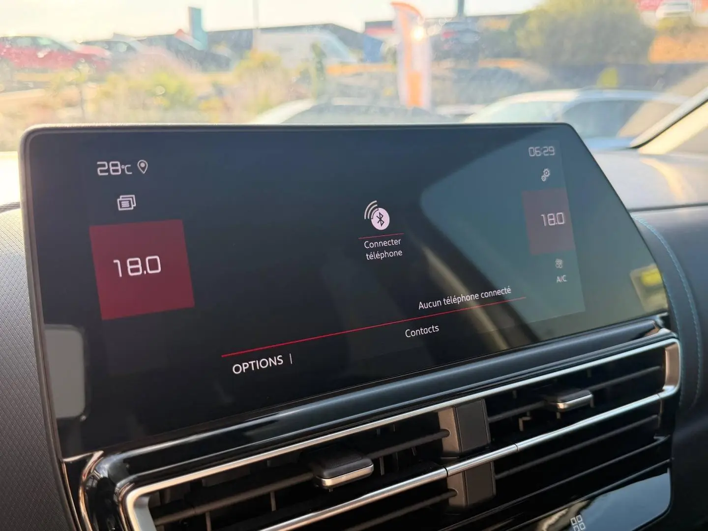 Écran tactile central du tableau de bord du Citroën C5 Aircross 2025 avec affichage de la climatisation à 18°C.