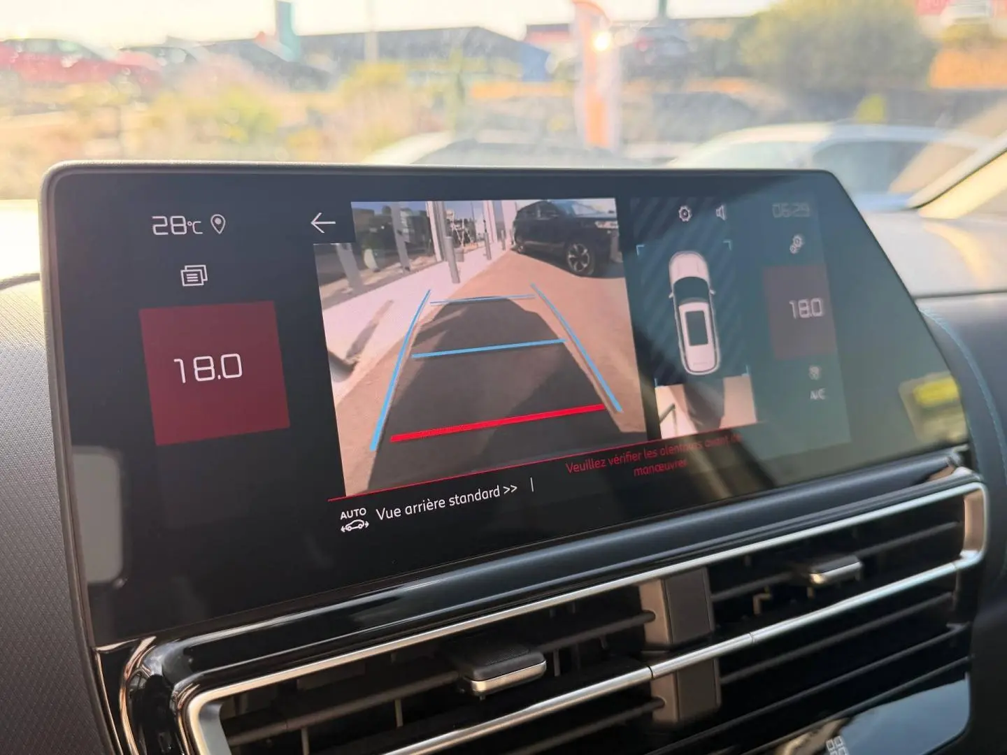 Écran tactile intérieur montrant la caméra de recul et l'affichage de stationnement du Citroën C5 Aircross gris Platinium.