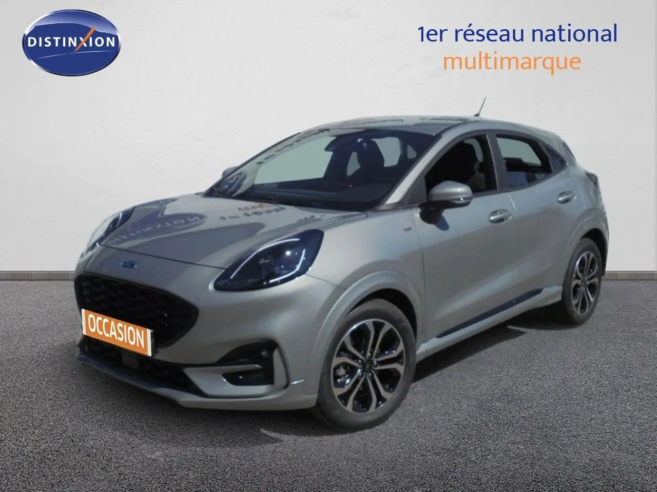 Ford Puma gris Solar Metal en 3/4 avant droit, avec jantes noires et calandre noire distinctive.