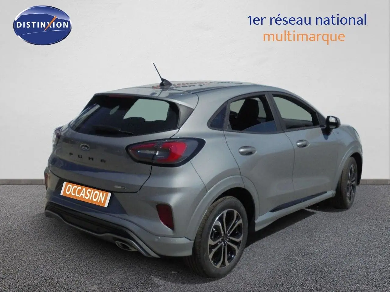 Vue 3/4 arrière droite d'une Ford Puma gris Solar Metal 2022 avec jantes noires et toit noir contrasté.