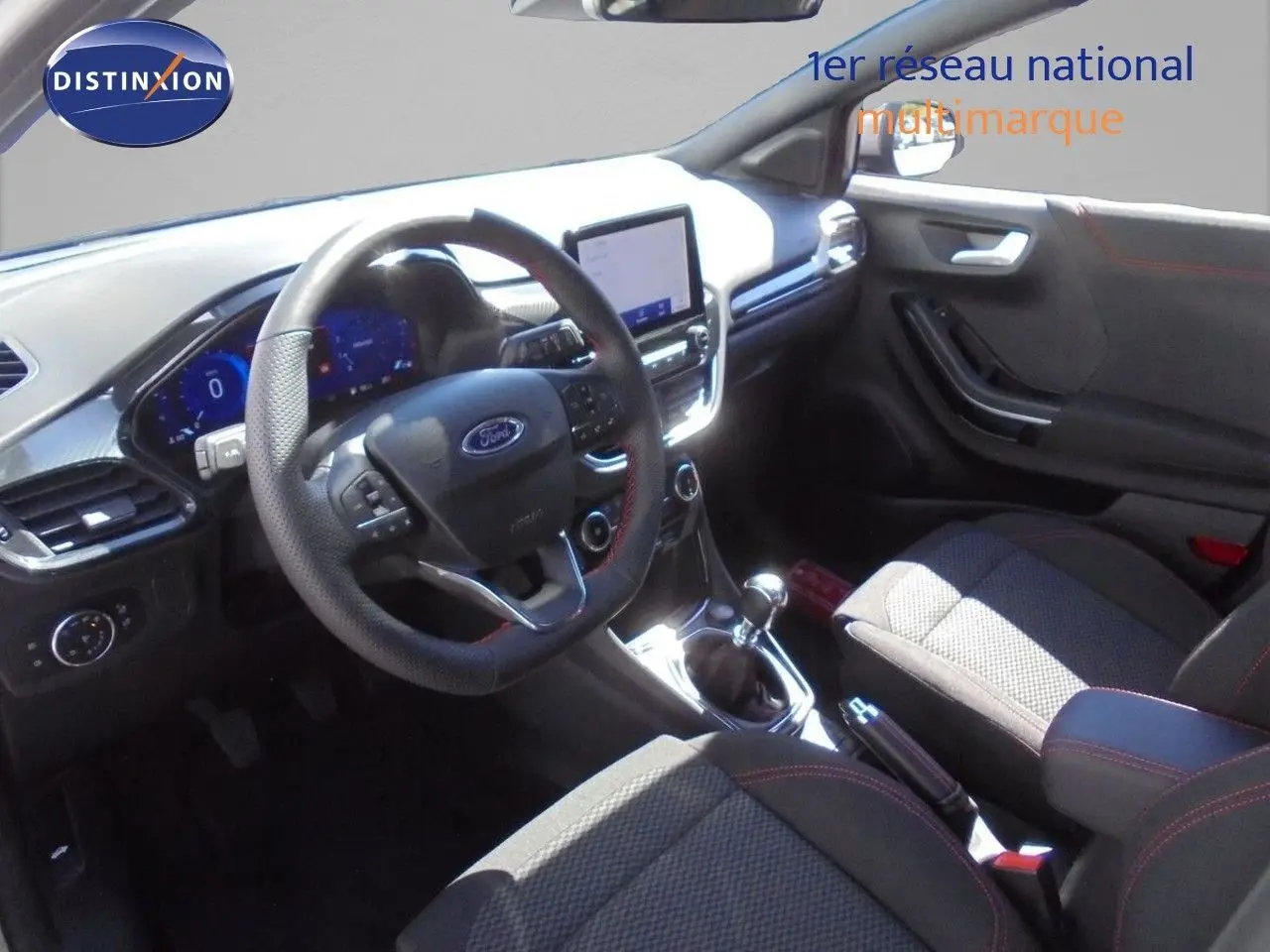 Vue intérieure côté conducteur du Ford Puma gris Solar Metal 2022, volant multifonction et console centrale avec écran tactile.