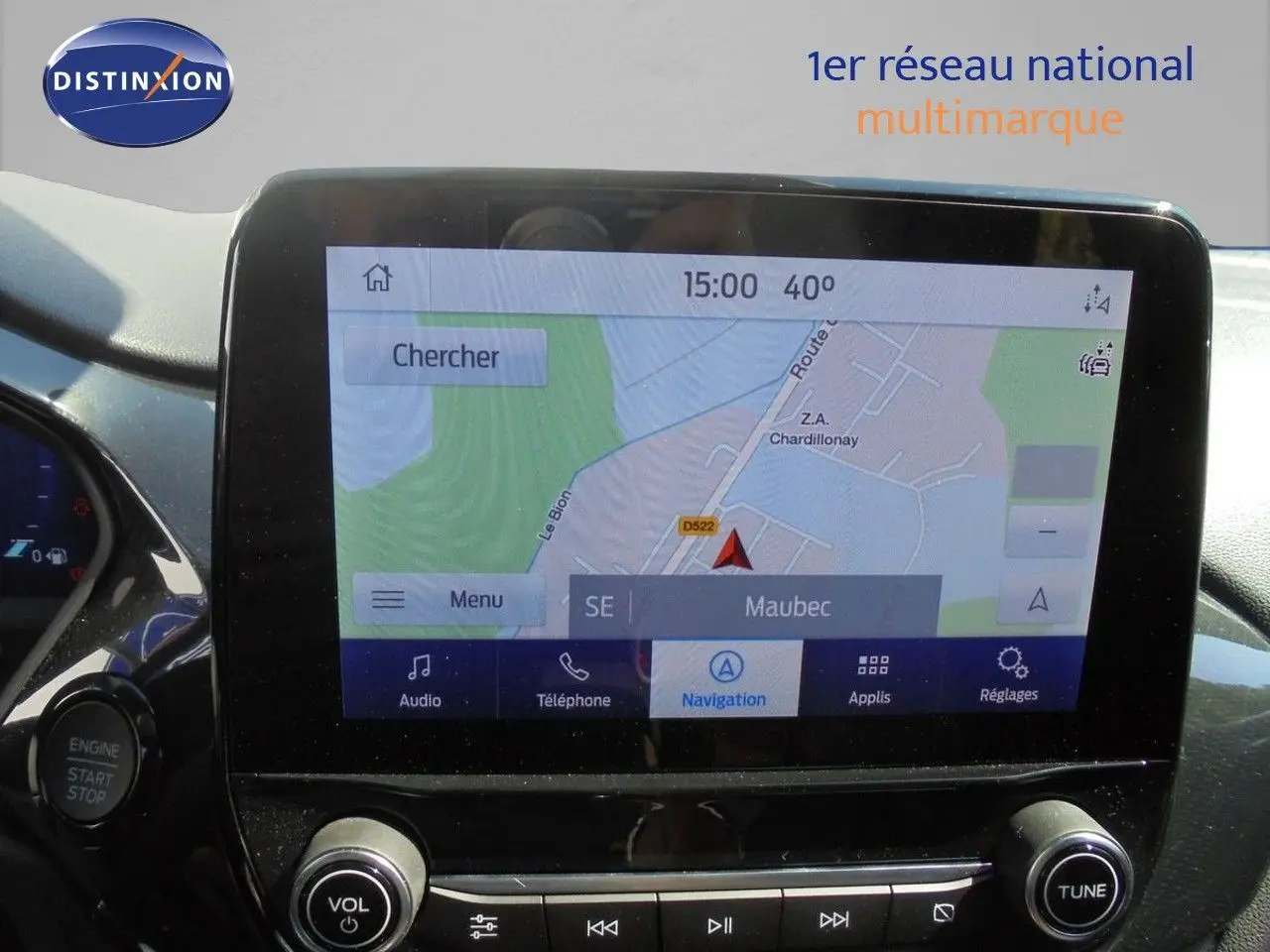 Écran tactile central du Ford Puma 2022 affichant la navigation avec carte et commandes audio en intérieur noir.