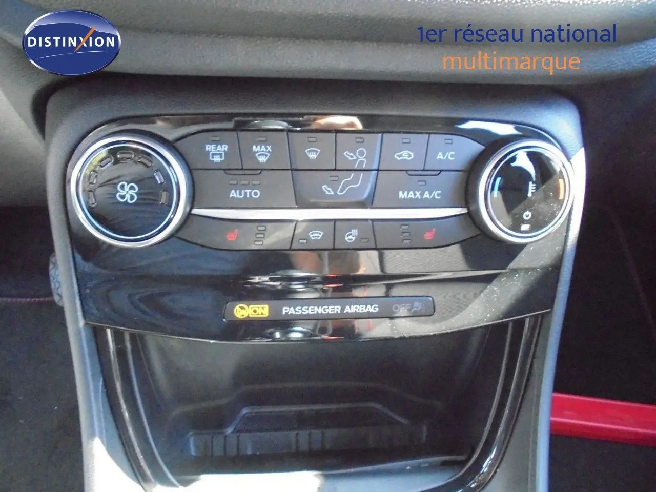 Vue rapprochée de la console centrale du Ford Puma 2022, mettant en valeur les commandes de climatisation et l'indicateur d'airbag passager.