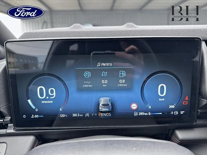 Tableau de bord numérique du Ford Puma 2025 gris Solar, affichant compte-tours, vitesse et consommation instantanée.