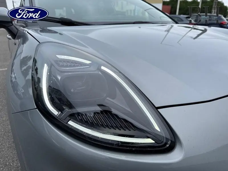 Gros plan sur le phare avant gauche du Ford Puma gris Solar Métallisée 2025 avec éclairage LED distinctif.