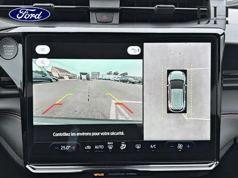 Écran tactile intérieur montrant la caméra de recul et la vue 360° du Ford Puma gris Solar Métallisée.