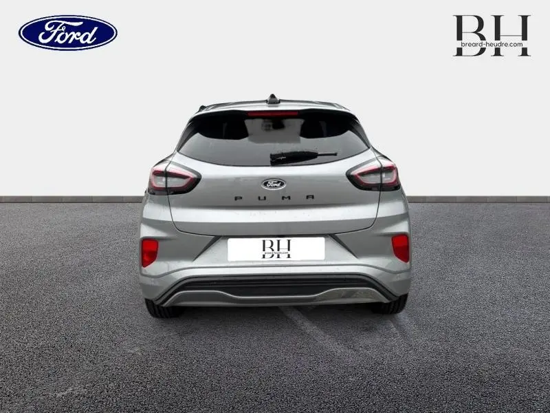 Vue arrière d'une Ford Puma 2025 gris Solar Métallisée avec feux LED et becquet arrière distinctif.