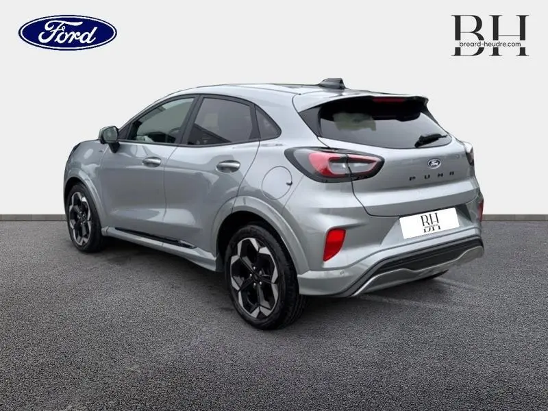 Ford Puma 1.0 EcoBoost Hybrid gris Solar métallisé, vue 3/4 arrière droit avec jantes alu noires et becquet.