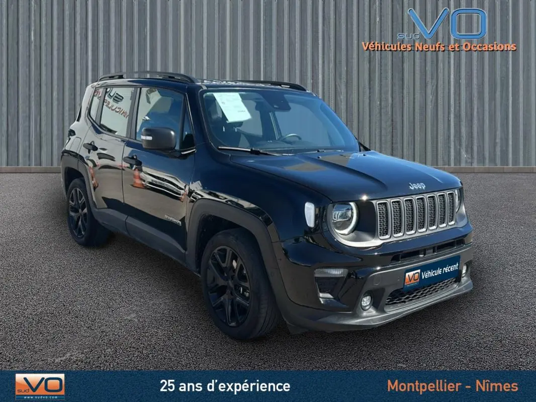 Jeep Renegade noir en 3/4 avant droit, avec barres de toit et jantes alliage 18 pouces visibles sur parking.