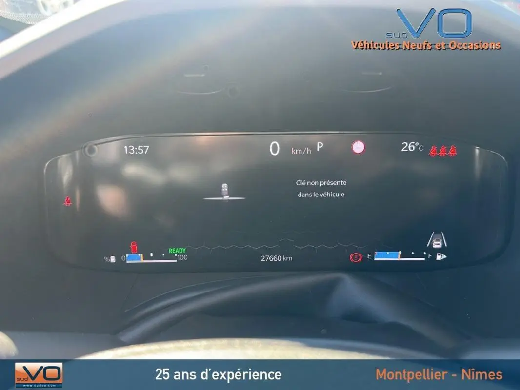 Tableau de bord numérique du Jeep Renegade 2024 affichant la vitesse, température et alertes, vue intérieure frontale.