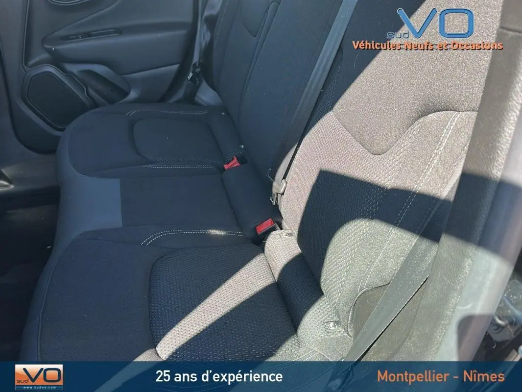 Vue latérale intérieure montrant la banquette arrière noire du Jeep Renegade 2024 avec ceintures et appuie-têtes visibles.
