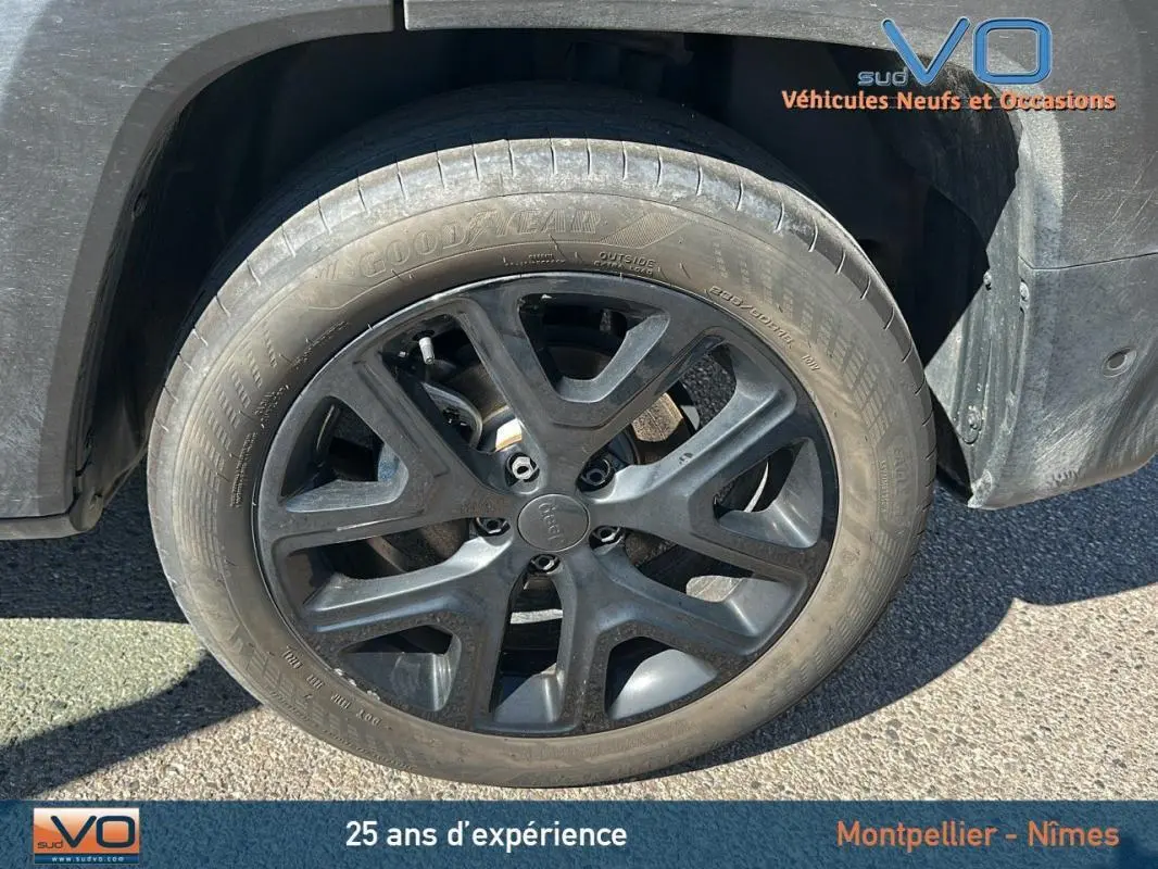 Gros plan sur la jante alliage noire 18 pouces du Jeep Renegade noir 2024, avec pneu Goodyear visible.