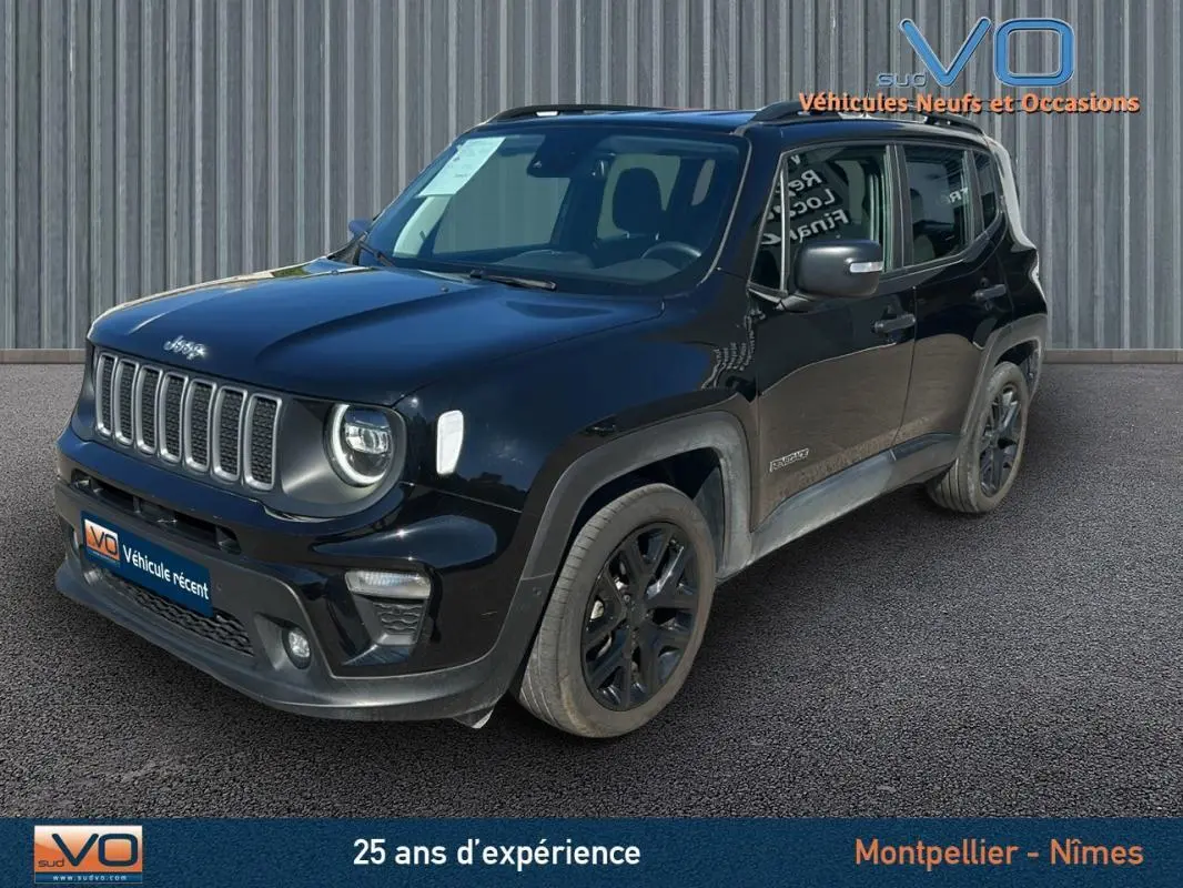Jeep Renegade noir en 3/4 avant droit avec barres de toit et jantes alliage 18 pouces sur sol goudronné.
