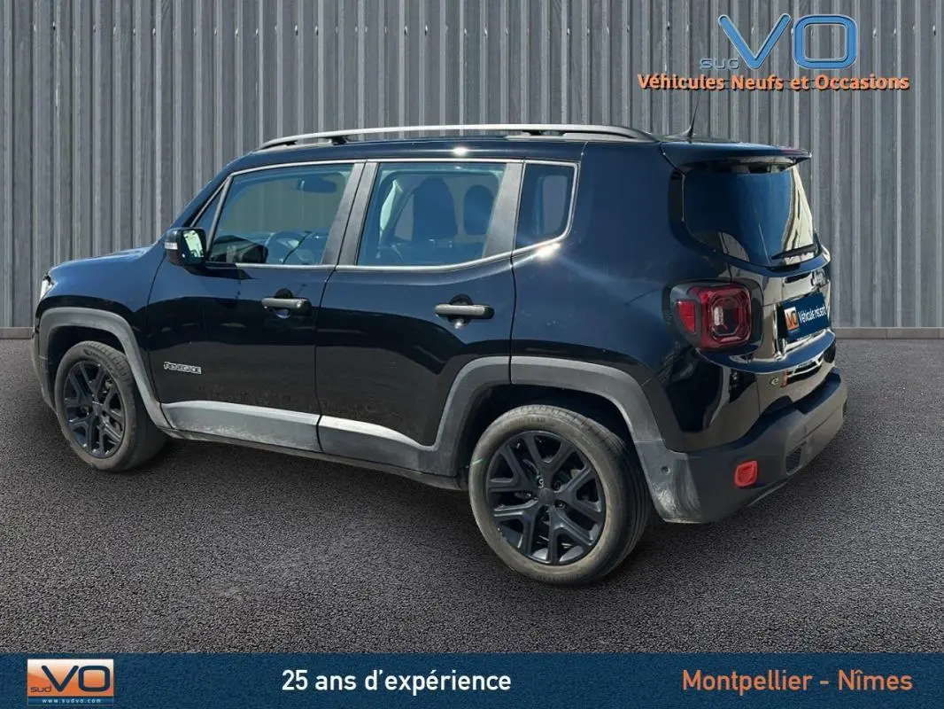 Vue 3/4 arrière droite du Jeep Renegade noir 2024 avec barres de toit et jantes alliage 18 pouces.