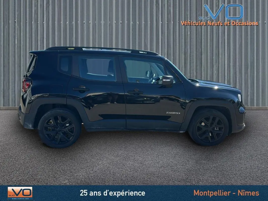 Profil côté gauche d'un Jeep Renegade noir 2024 avec jantes alliage 18 pouces, barres de toit et vitres teintées.