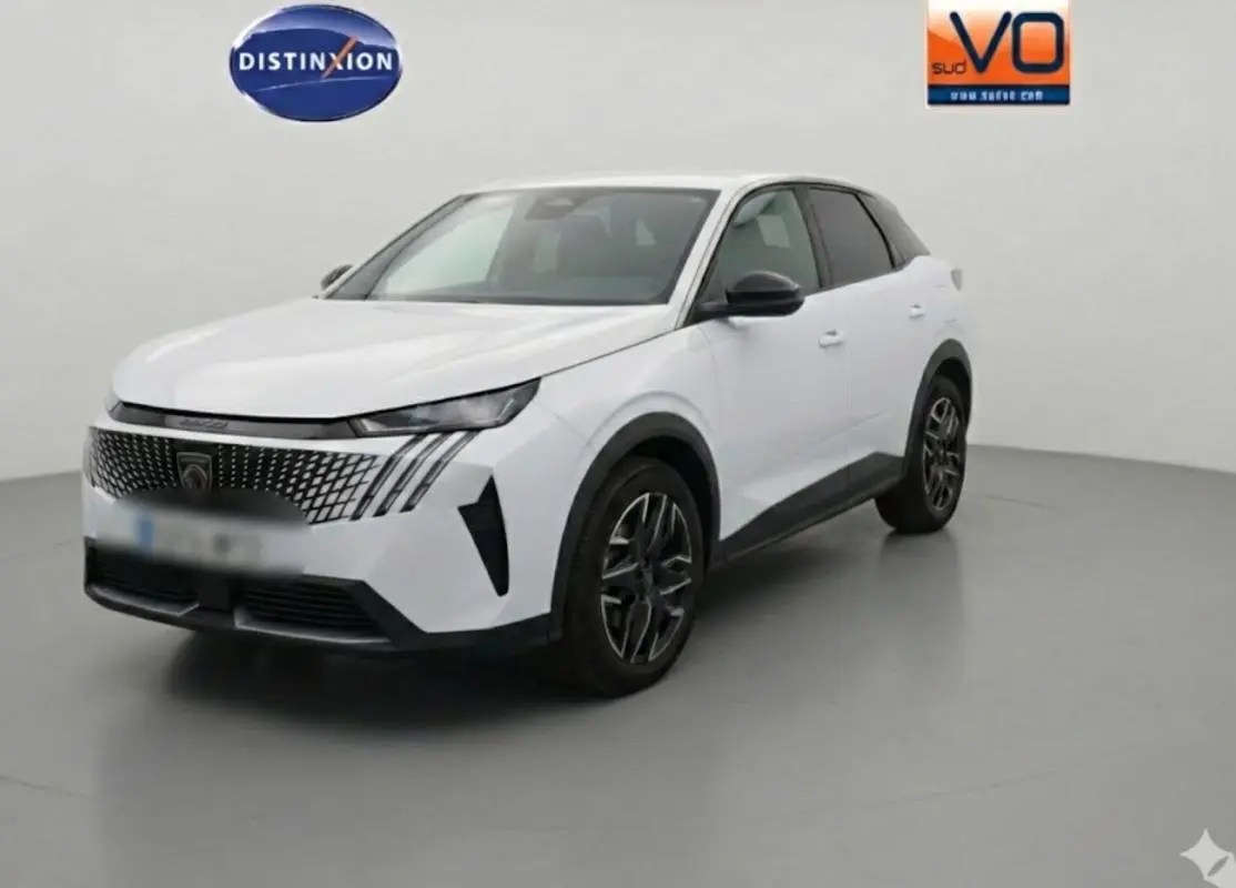 Peugeot 3008 Hybrid blanc en 3/4 avant droit, avec calandre distinctive et jantes alliage 19 pouces.