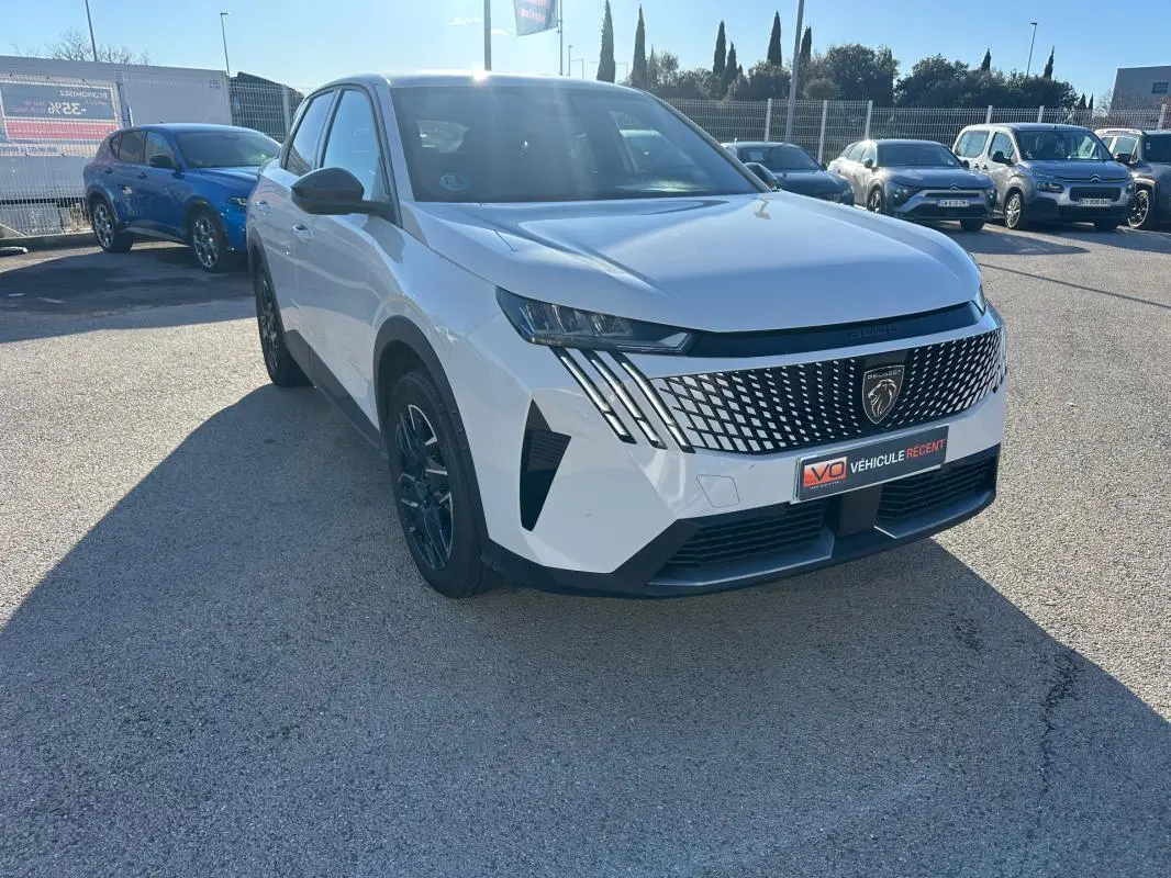 Vue 3/4 avant d’un Peugeot 3008 Hybrid blanc avec calandre distinctive et jantes alliage noires de 19 pouces.