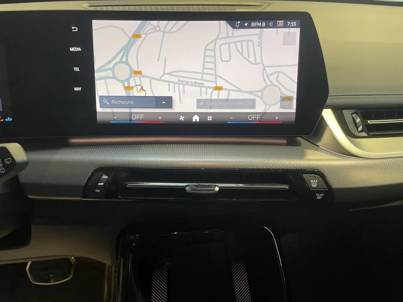 Vue intérieure du tableau de bord du BMW X1 2024 avec écran tactile incurvé affichant la navigation et finition noire élégante.