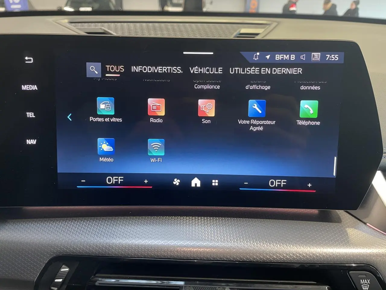 Vue avant gauche du BMW X1 xDrive 20d 2024 en couleur Spacesilber Metallic avec jantes 18 pouces et finitions M Sport.