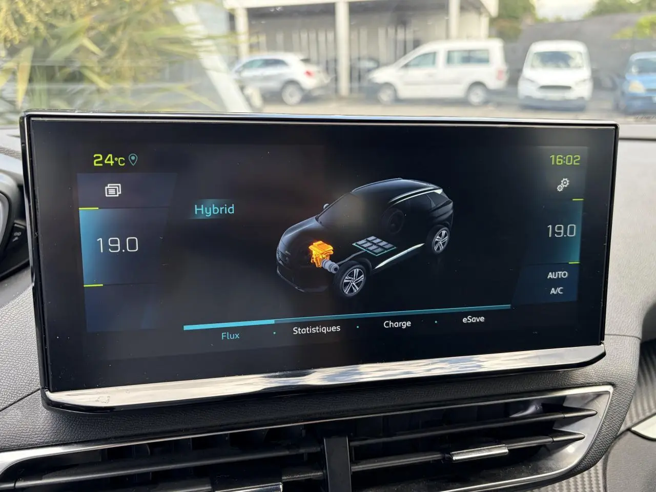 Écran tactile intérieur du Peugeot 3008 Plug-in Hybrid affichant le mode hybride et la gestion de la charge.