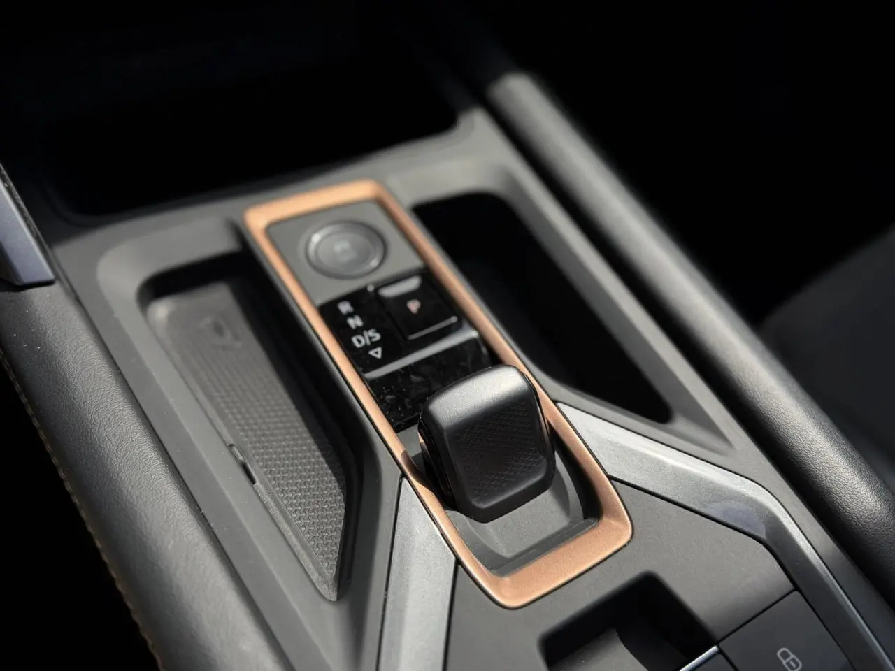 Gros plan sur la console centrale du CUPRA Formentor 2025, mettant en valeur le levier de vitesses automatique et les finitions cuivrées.