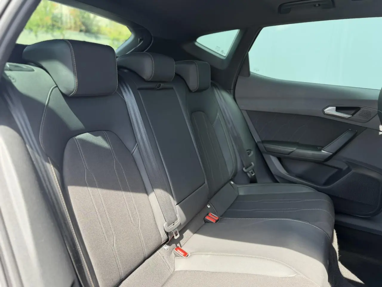 Vue latérale droite de la banquette arrière noire du CUPRA Formentor 2025 avec ceinture et appuie-têtes intégrés.