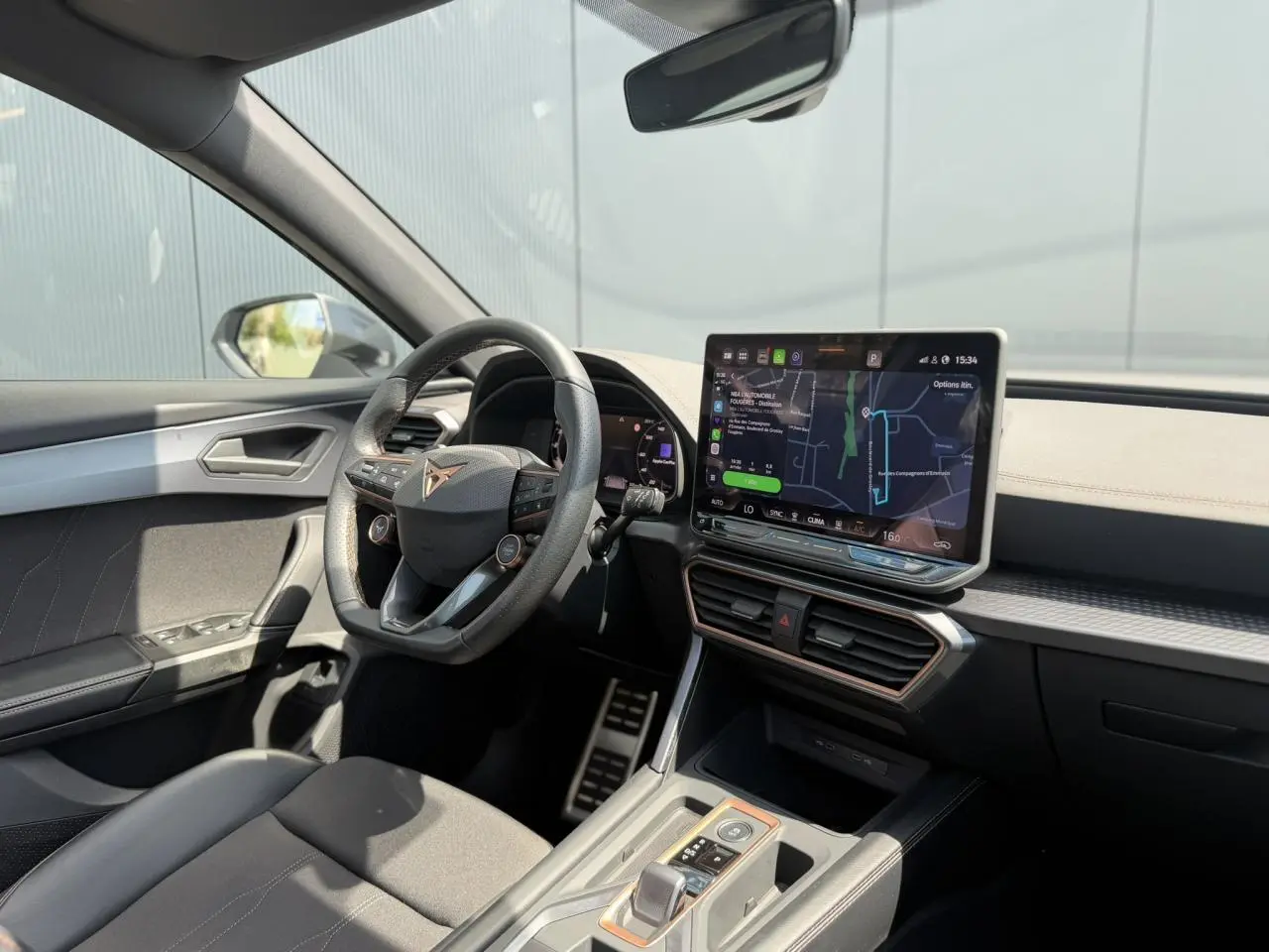 Vue intérieure côté conducteur du CUPRA Formentor 2025 avec tableau de bord noir et écran tactile central lumineux.