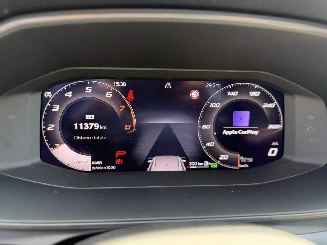 Vue rapprochée du tableau de bord numérique du CUPRA Formentor 2025 affichant compte-tours, vitesse et Apple CarPlay.
