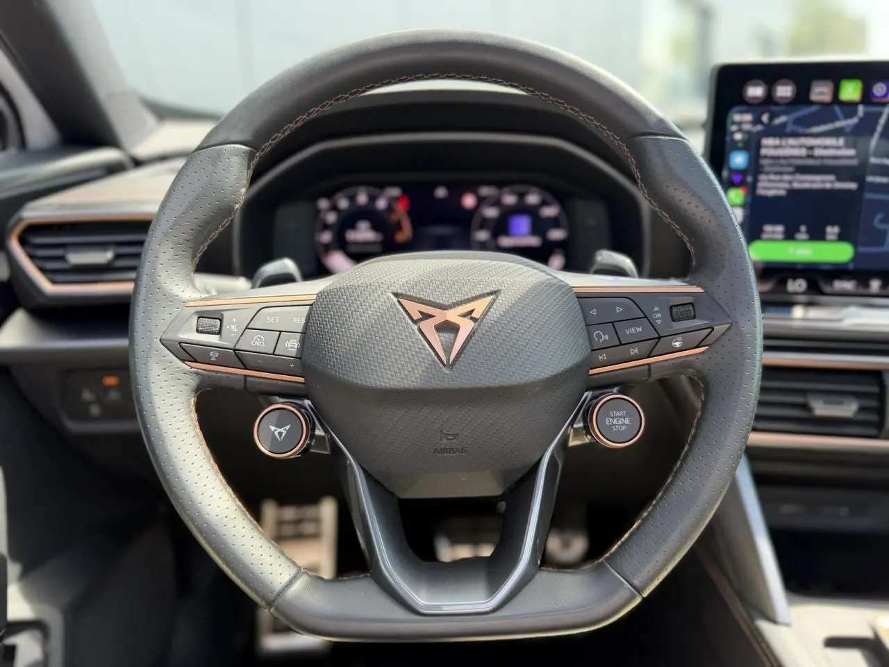 Vue rapprochée du volant cuir perforé noir avec logo CUPRA cuivré et commandes multifonctions du Formentor 2025.