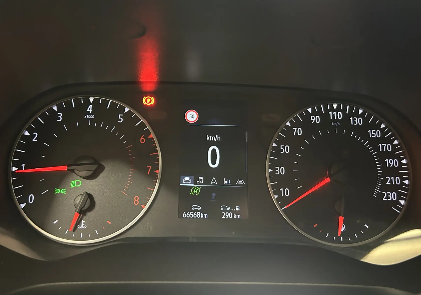 Vue rapprochée du tableau de bord du Renault Captur gris 2022, affichant 66 568 km et vitesse à 0 km/h.