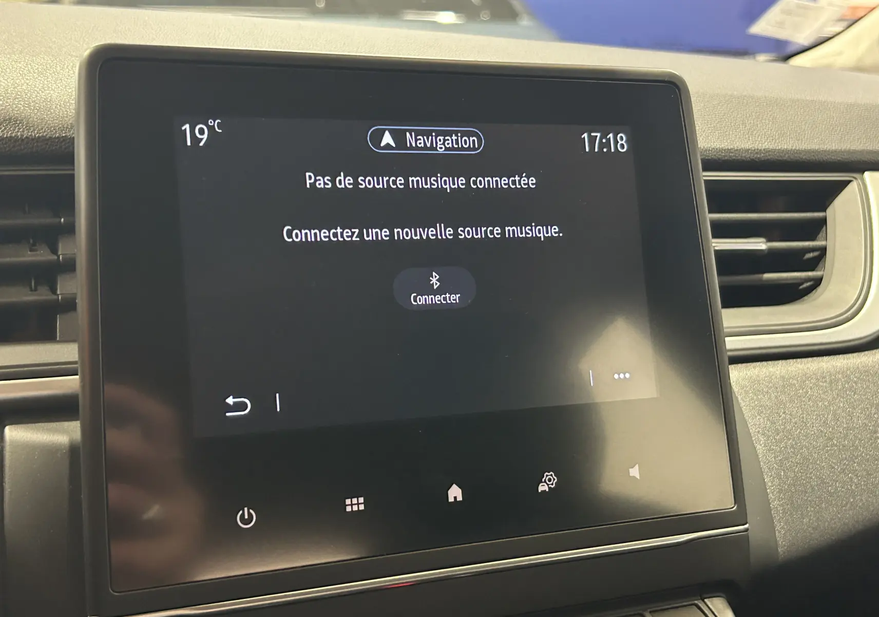 Écran tactile central du tableau de bord du Renault Captur gris, affichant le menu de connexion musicale.