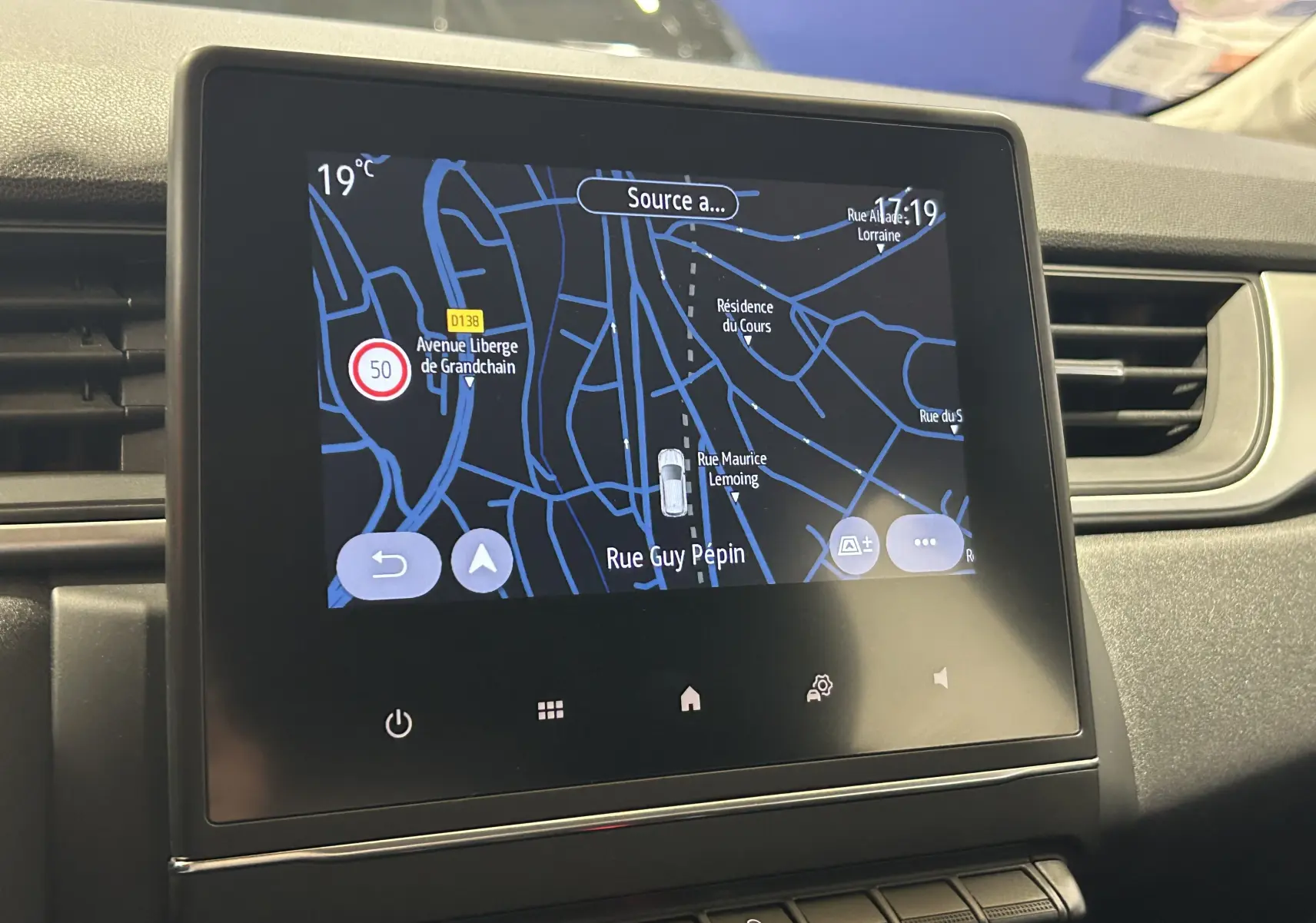 Écran tactile central du tableau de bord du Renault Captur gris 2022 affichant la navigation GPS en intérieur.