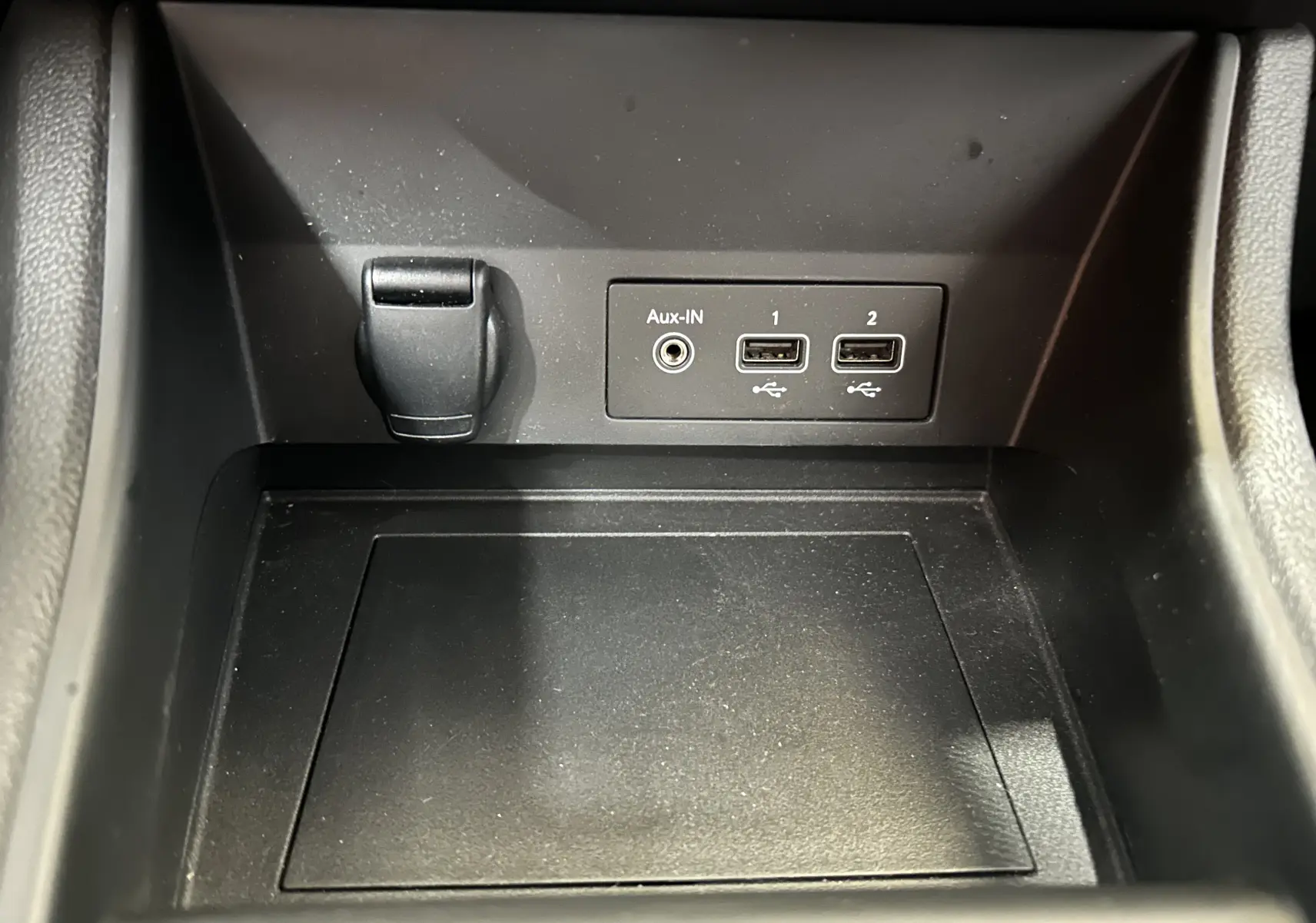 Gros plan sur la console centrale noire du Renault Captur II avec prises USB et entrée Aux-In visibles.