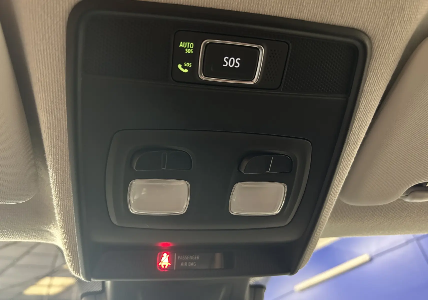 Vue en gros plan du plafonnier intérieur avec bouton SOS et éclairages de lecture du Renault Captur gris 2022.