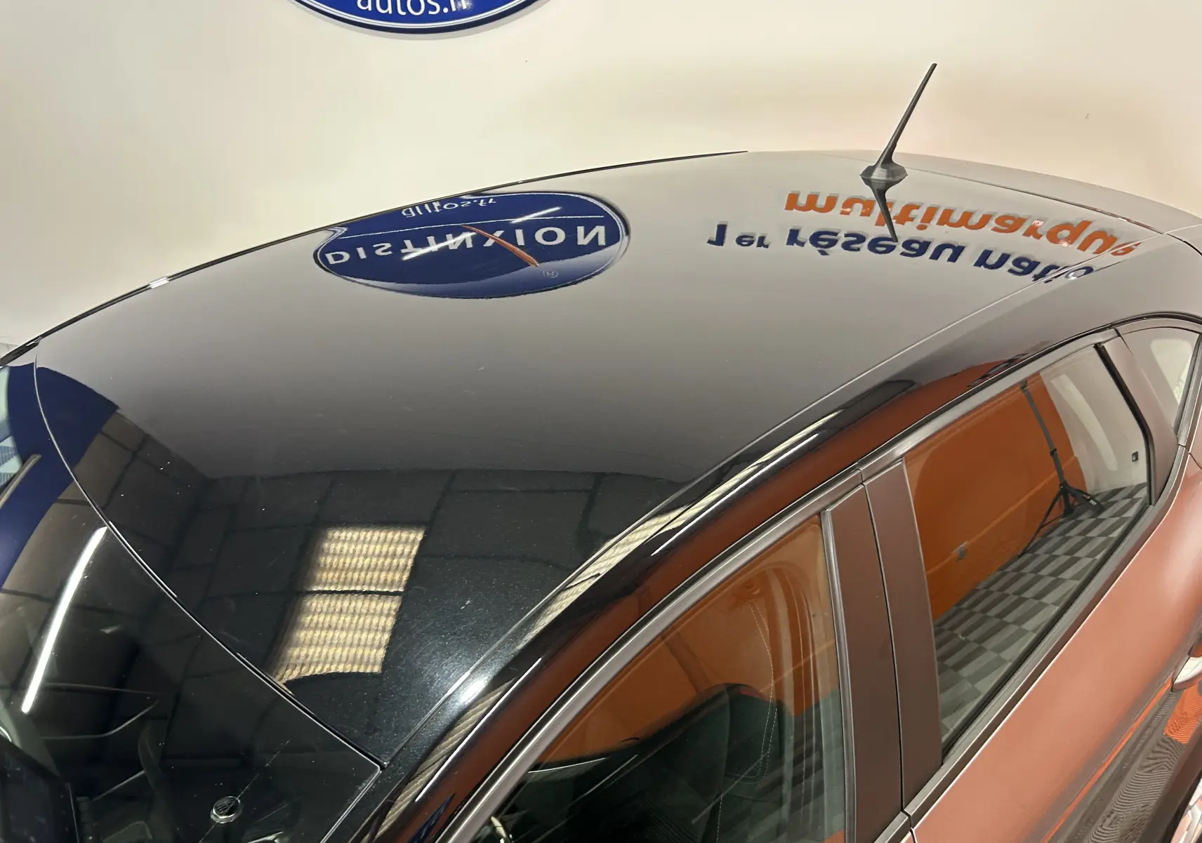 Vue plongeante sur le toit noir brillant et la partie supérieure gris métallisé côté droit du Renault Captur 2022.