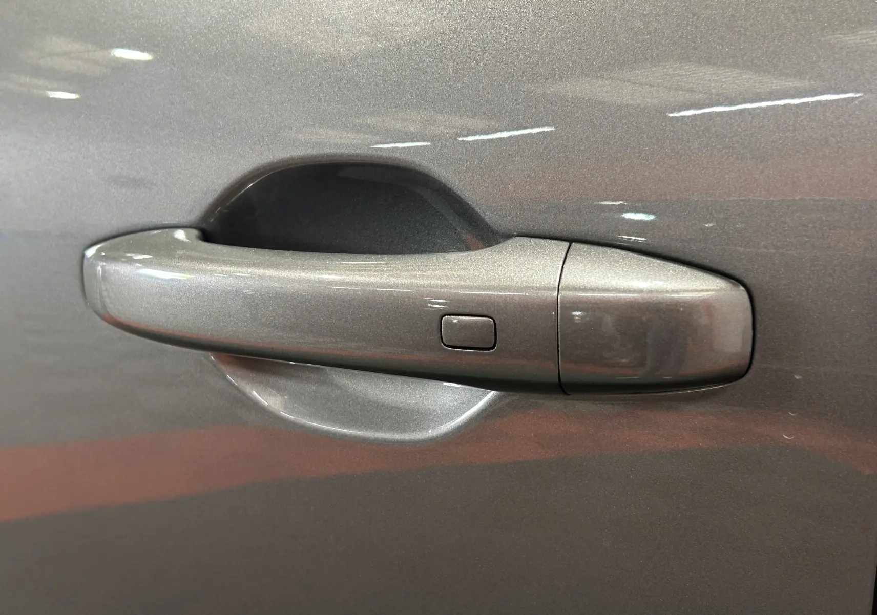 Poignée de porte gris métallisé en gros plan sur une Renault Captur II TCE 90 BVM Evolution 2022.