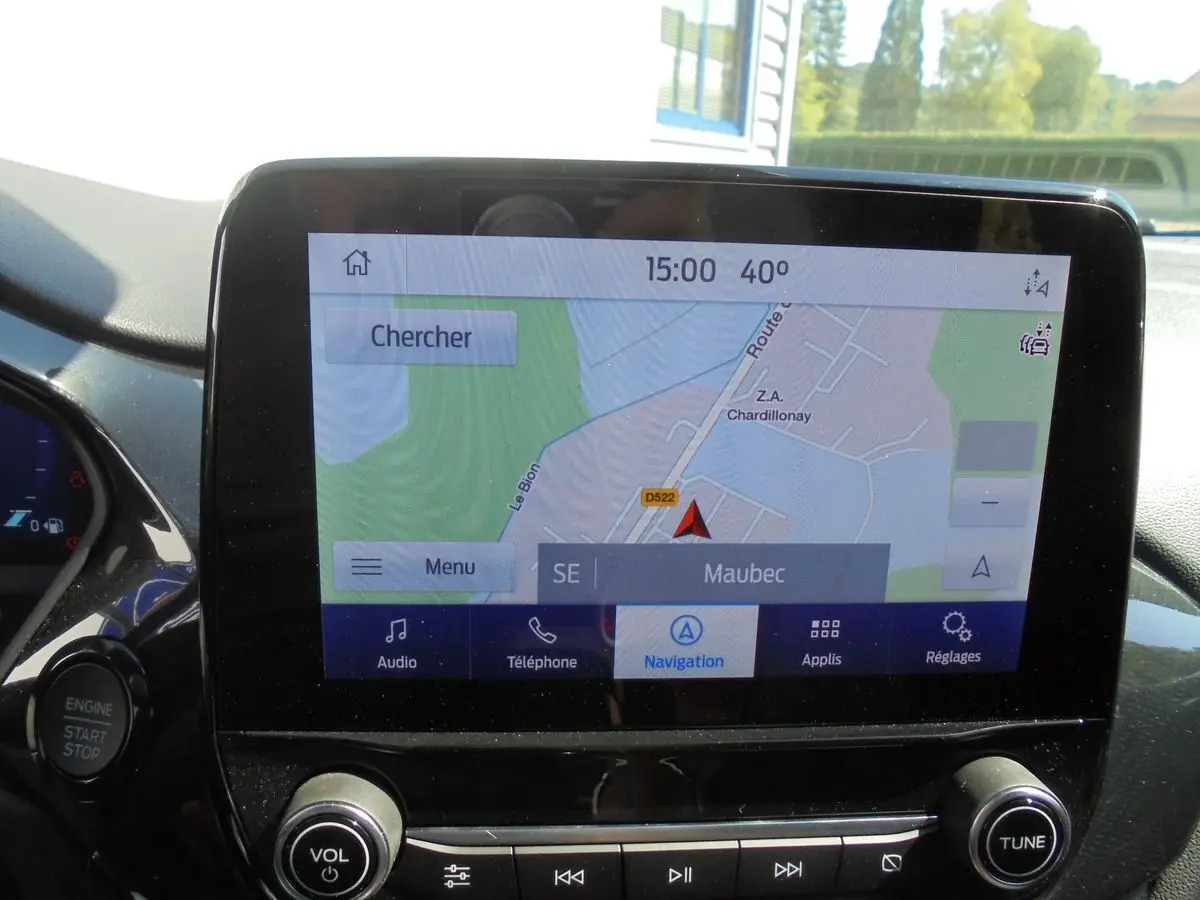 Écran tactile central du Ford Puma 2022 affichant la navigation avec carte et commandes audio visibles.