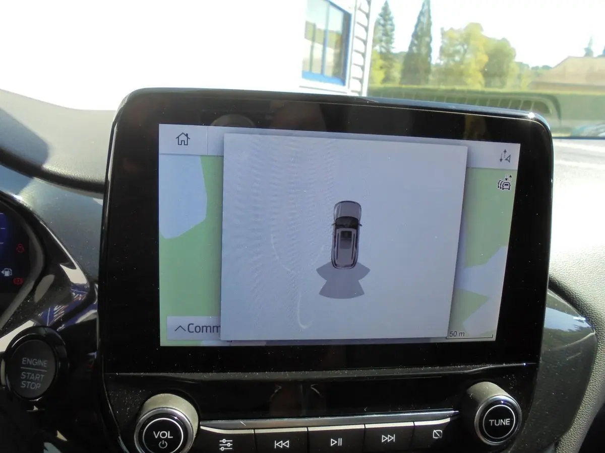 Écran central du Ford Puma 2022 montrant la vue aérienne du véhicule sur fond de carte GPS.