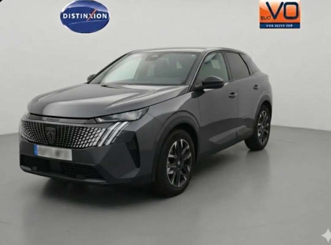 Peugeot 3008 Hybrid gris en 3/4 avant droit, avec calandre distinctive et jantes alliage 19 pouces.