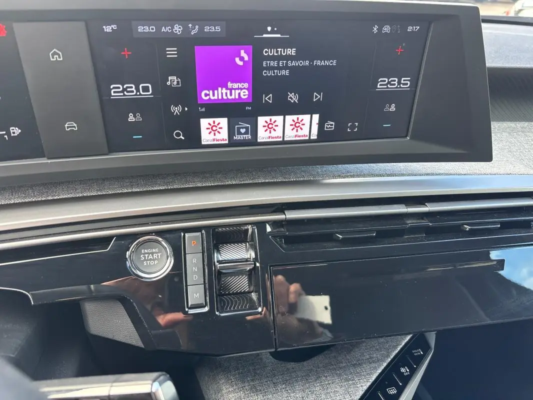 Vue rapprochée du tableau de bord du Peugeot 3008 Hybrid 145 e-DCS6 Allure 2025 avec écran tactile et bouton start/stop.