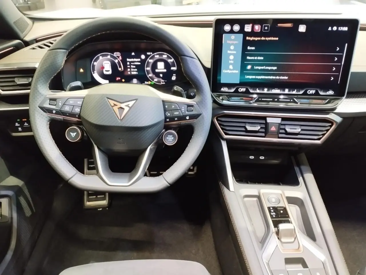Vue intérieure frontale du tableau de bord et volant noir avec logo CUPRA, écran tactile HD et commandes intégrées.