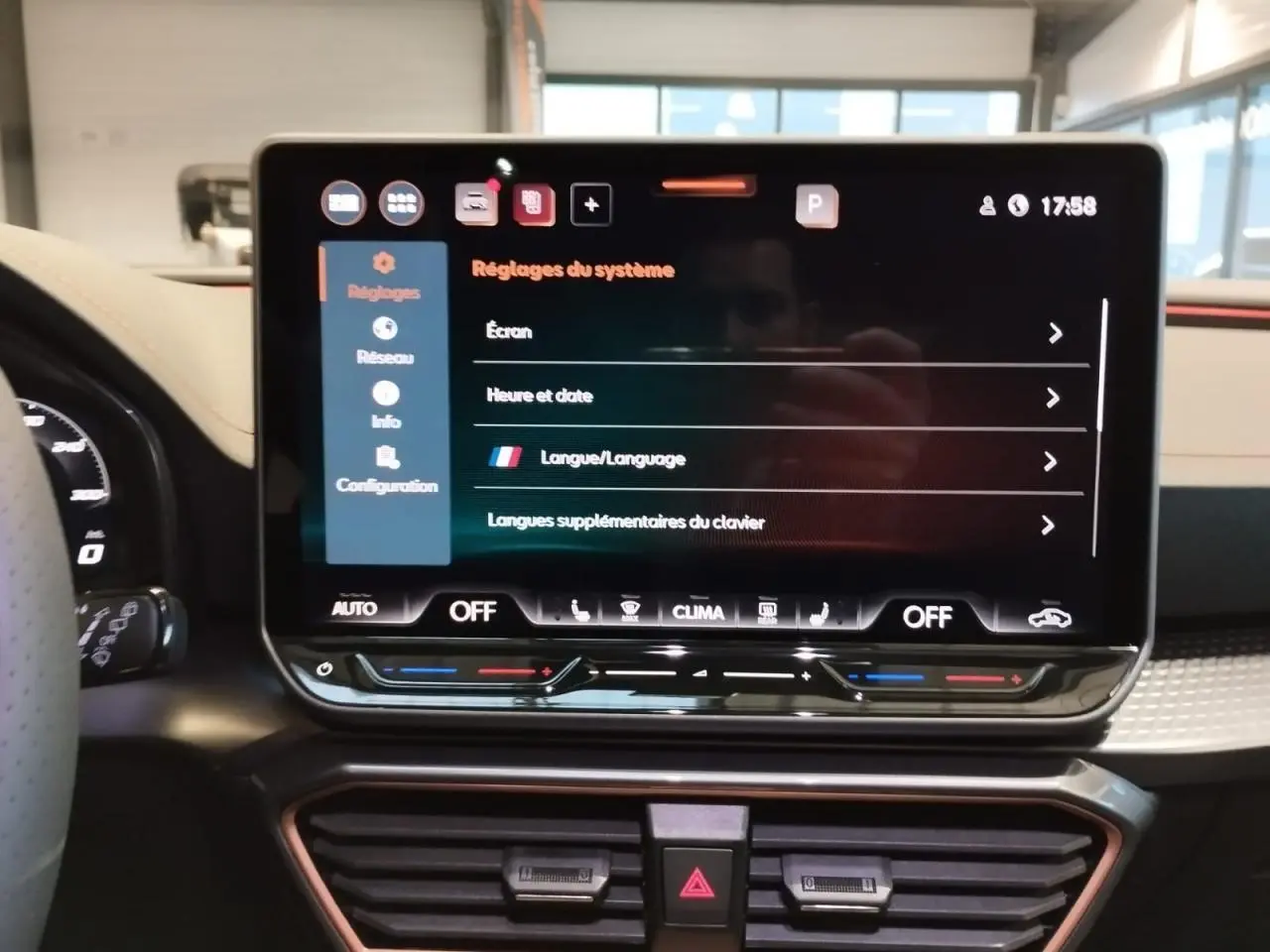 Écran tactile central du tableau de bord du CUPRA Formentor 2026 affichant les réglages système, avec commandes climatisation en dessous.