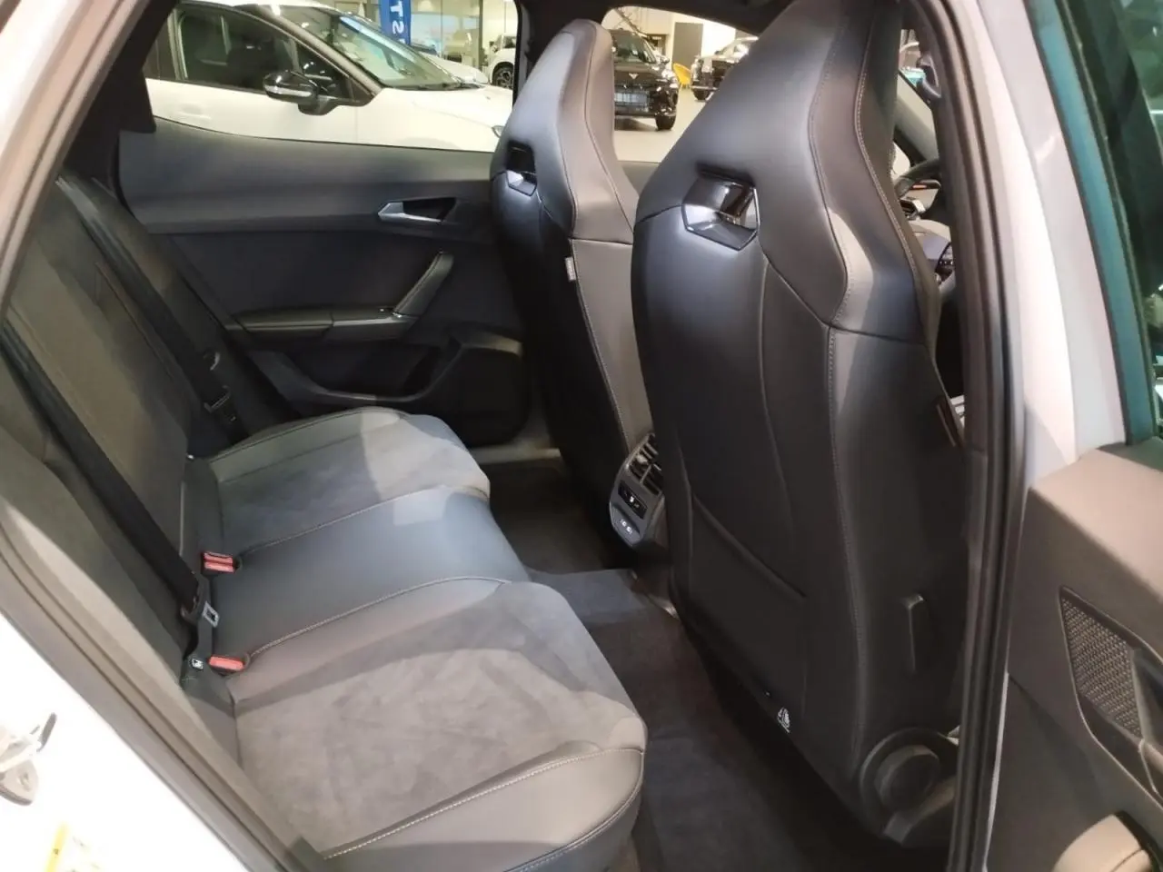 Vue intérieure côté gauche des sièges arrière et avant noirs en suédine et cuir du CUPRA Formentor blanc Nevada White.