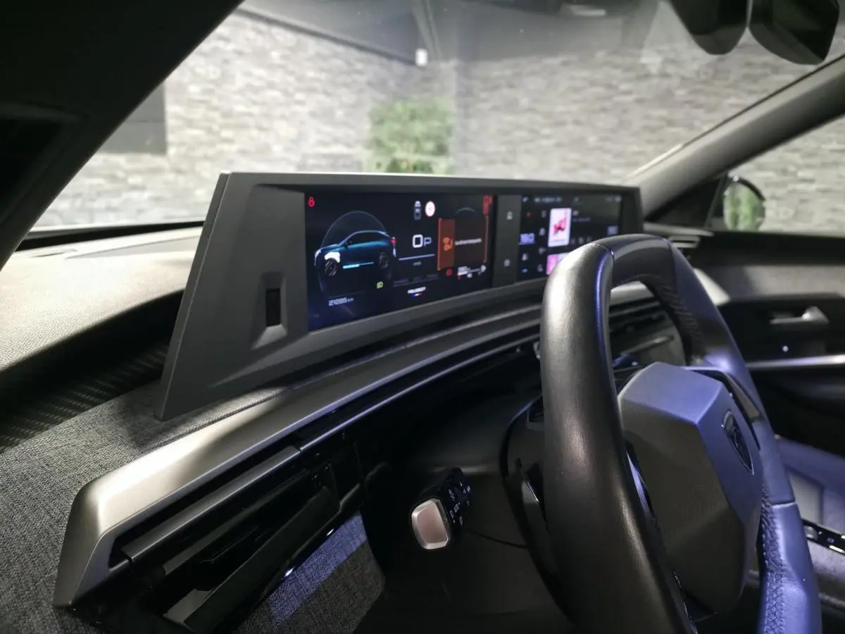 Vue intérieure du tableau de bord et volant cuir noir du Peugeot 3008 avec double écran HD panoramique.