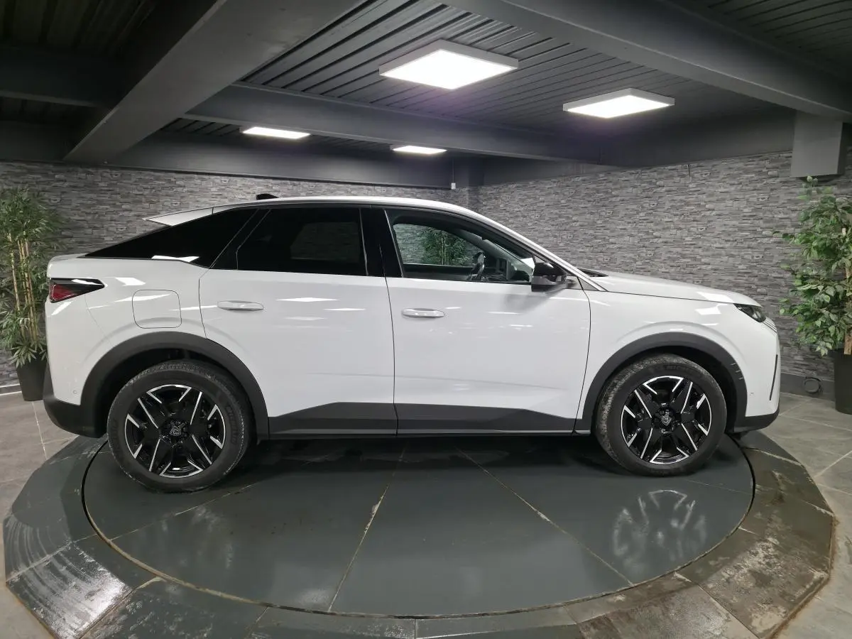 Peugeot 3008 blanc vue de profil côté gauche, avec jantes alliage noires et protections noires sur les bas de caisse.