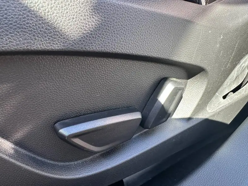 Détail des commandes de réglage électrique du siège côté gauche dans une Renault Symbioz rouge 2025.