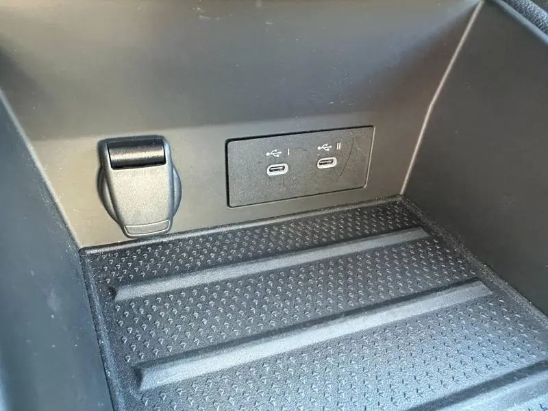 Gros plan sur la console centrale noire du Renault Symbioz 2025 avec prises USB-C et prise 12V intégrées.