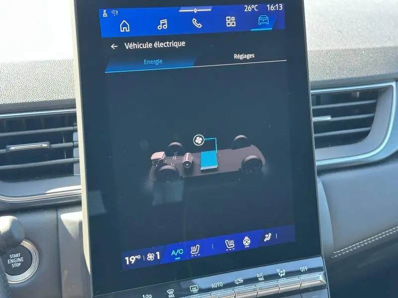 Écran tactile central du tableau de bord du Renault Symbioz rouge, affichant les réglages du véhicule électrique.